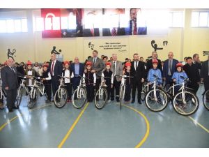 İzmit’te öğrencilere bisikletleri teslim edildi