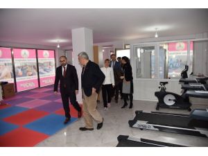 Başkan Karaosmanoğlu ve Üzülmez, Kadın Spor Merkezini ziyaret etti