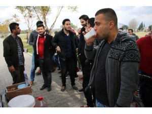 Adana’da acılı ayran kuyruğu