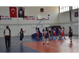 Simav’da basketbol grup maçları başladı