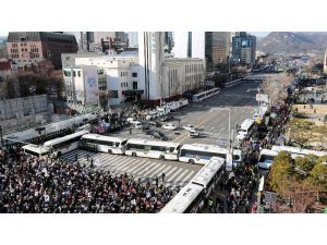 Yüz binlerce kişi Güney Kore Cumhurbaşkanını protesto etti