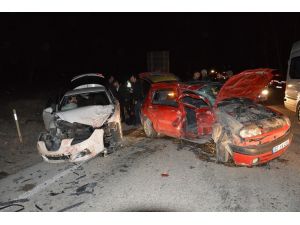 Niksar’da 2 otomobil çarpıştı: 5 yaralı