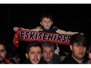 Zorlu maç öncesinde Eskişehirspor’a taraftar dopingi