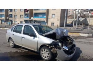 Aşkale’de maddi hasarlı trafik kazası