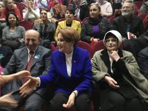 Vatandaşlar salona sığmayınca Meral Akşener dışarı çıktı