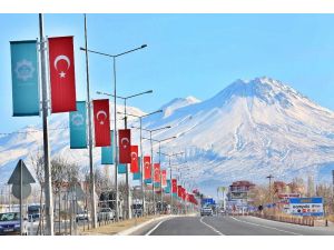 Aksaray Belediyesi, şehrin girişlerini ay yıldızlı Türk bayraklarıyla donattı