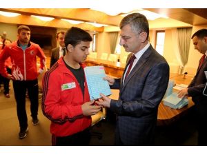 Türkiye şampiyonalarında dereceye giren Rizeli sporcuları makamında kabul etti.