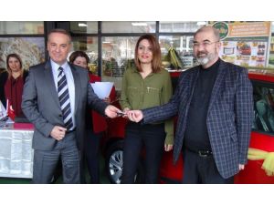 Marketten 30 TL’lik alışverişe otomobil kazandı