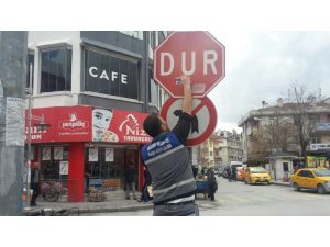 Aksaray Belediyesi trafik işaret ve yön levhalarını yeniledi