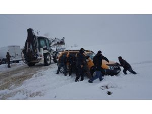 Bitlis’te tipi ve fırtınada mahsur kalan 10’u öğretmen 25 kişi yolda mahsur kaldı