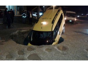 Ticari taksi yağmur nedeniyle meydana gelen göcüğe düştü