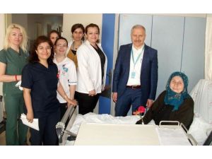Sağlık çalışanlarından yaşlı hastalara ziyaret
