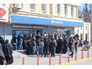 Suriyeliler 100 TL’lik bankamatik kartı için banka önünde uzun kuyruklar oluşturdu
