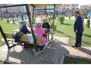 Başkan Karabacak, parkları dolduran vatandaşlarla sohbet etti