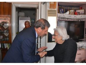 Başkan Özkan yaşlıları unutmadı