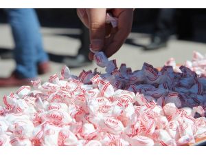 Vatandaşlara ’evet’ için cami çıkışı şeker dağıtıldı