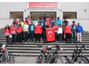 30 bisikletli Çanakkale Şehitleri için yola çıktı