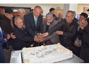 Başkan Keleş yaşlılarla pasta kesti