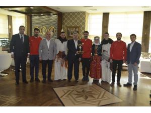Halk oyunları ekibi kupalarını Başkan Baran’a takdim etti