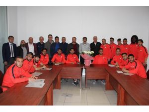 Nevşehirsporlu futbolculardan Birlik Vakfı Başkanı Leblebici’ye ziyaret