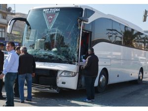 Tur otobüsü ile tır çarpıştı, yolcular dehşeti yaşadı