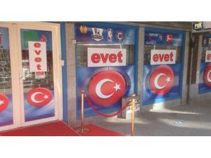 ‘Türk bayrakları’ ve ‘Evet’ çıkartmaları vitrinleri süsledi
