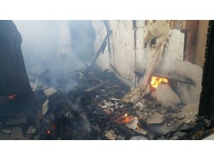 Horasan’da çıkan yangında 1 ev kül oldu