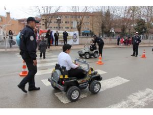 Polisten okulda eğitim, sokakta uygulama