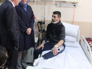Aile Bakanı Kaya, Hollanda polisinin köpekle saldırdığı  Hüseyin Kurt’u hastanede ziyaret etti