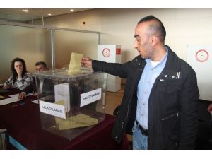 Elazığ Havalimanında referandum oylaması başladı