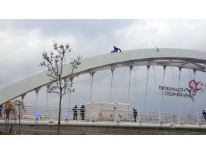 İntihar için köprüye çıkan şahsı polis ve vatandaşlar ikna etti