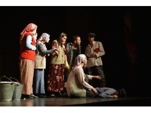 Salihli’de tiyatro gününe özel oyun sergilediler