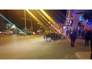 Motosiklet otomobille çarpıştı: 2 ölü, 2 yaralı