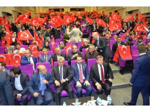 Kabinenin en genç bakanı Trabzon’da gençlerle buluştu