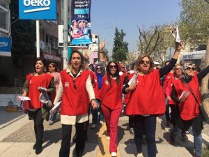 İzmirli kadınlardan sloganlı ‘evet’ kampanyası