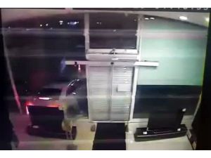 Mağazanın camını lüks araçla kıran hırsızlar kamerada