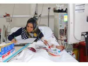 Diyaliz hastaları hastanede okuma yazma öğreniyor
