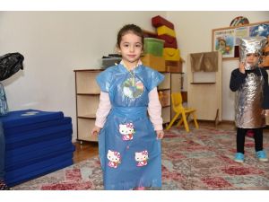 Çöp poşetinden etek, folyodan astronot kıyafeti yaptılar