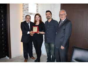 Dölek’ten başarılı doktorlara plaket