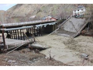 Bingöl’de selde hasar gören köprü çöktü