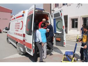 72 yaşındaki hasta vatandaş oy kullanmaya ambulansla geldi
