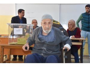 93 yaşında, tekerlekli sandalyeyle oy kullandı