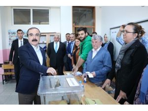 Vali Coş eşiyle birlikte oy kullandı