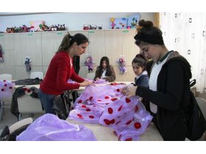 Çöp poşetleriyle 23 Nisan’a hazırlanıyorlar