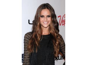 Izabel Goulart da dosso Dossi Fashion Show’a geliyor