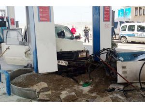 Freni boşalan araç petrol istasyonuna girdi: 6 yaralı