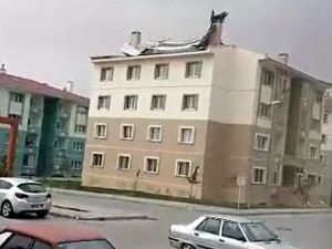 Fırtına Erzincan’da çatıları uçurdu
