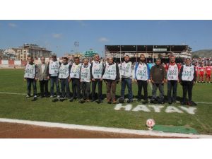Hatay’da gazetecilerden Başakşehirli futbolculara protesto