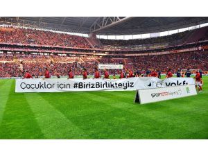 Galatasaray sahaya ‘Çocuklar için biz birlikteyiz’ pankartı ile çıktı