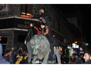 Fenerbahçeli taraftalar galibiyeti aslan heykeline binerek kutladı